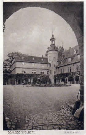 Blick durch das Haupteingangstor zum Schlosshof